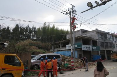 開展10千伏墩頭線電力聯(lián)絡(luò)線的立桿、放線和智能開關(guān)搭接施工