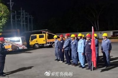 對(duì)供電區(qū)域的線路設(shè)備進(jìn)行夜巡工作，消除設(shè)備隱患