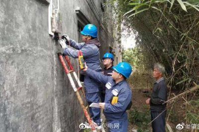 為貧困戶更換家中老化電線和插座