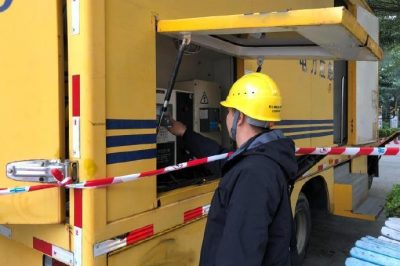 廣東陽江海陵島供電局為馬拉松?！半姟弊o航