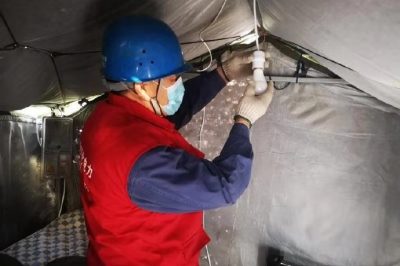 共產(chǎn)黨員服務(wù)隊為縣城小區(qū)疫情值班點接上臨時電源