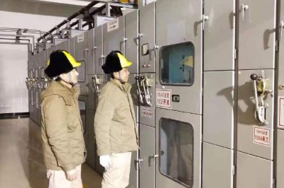 聯(lián)合運(yùn)維、檢修、配網(wǎng)等工作人員對(duì)東關(guān)變10kV東明線進(jìn)行更換CT工作