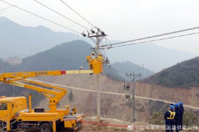 在10千伏鎮(zhèn)弘II回線9號(hào)桿上開展帶電搭火作業(yè)