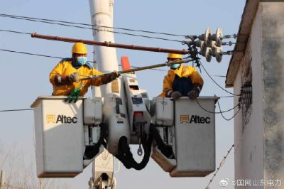 帶電斷接十二廟臺區(qū)的引流線，更換老化的跌落開關(guān)