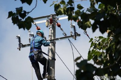 門農(nóng)線化工支線11號桿進(jìn)行線路遷改工作