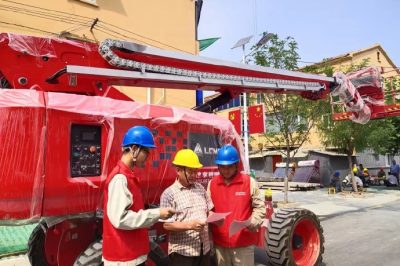 老舊小區(qū)改造現(xiàn)場 面對面宣傳電力設(shè)施保護(hù)知識