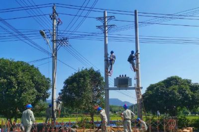 國(guó)網(wǎng)通山縣供電公司完成實(shí)驗(yàn)中學(xué)畈泥分校新建臺(tái)區(qū)送電工作