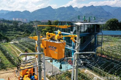 鷂子坪8組變臺(tái)增容的變壓器進(jìn)行帶電搭火作業(yè)