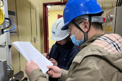 平換流站檢修人員開展閥冷系統(tǒng)初步調(diào)試工作