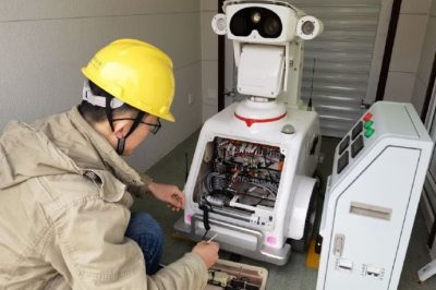 宿遷運維站500千伏鐘吾變運維人員進行機器人排障工作